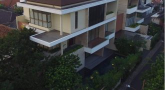 Rumah BERGAYA RESORT, MODERN & MEWAH 3 lantai Pakai Lift Otis