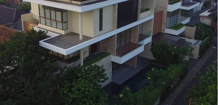 Rumah BERGAYA RESORT, MODERN & MEWAH 3 lantai Pakai Lift Otis