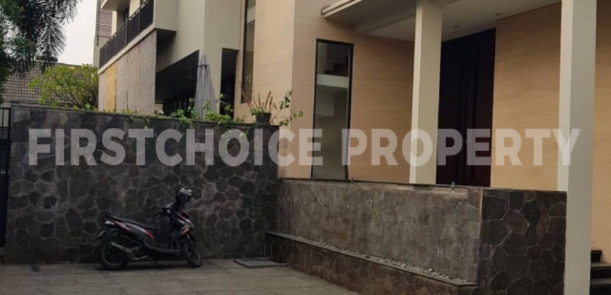 DIJUAL RUMAH MODERN DI AMPERA SWIMMING POOL