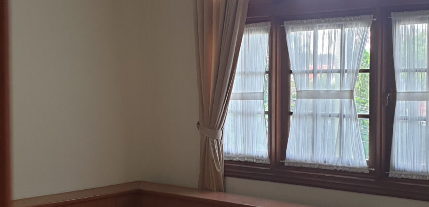 Disewakan Rumah di Menteng Semi Furnish ada Kolam Renang