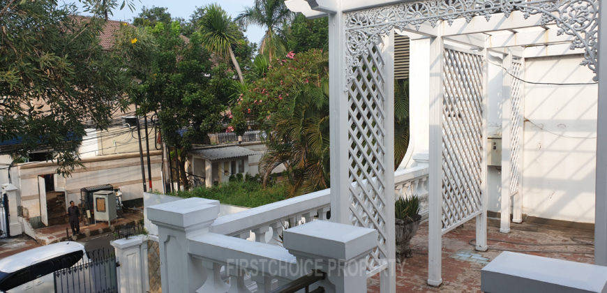 Disewakan Rumah di Menteng Semi Furnish ada Kolam Renang
