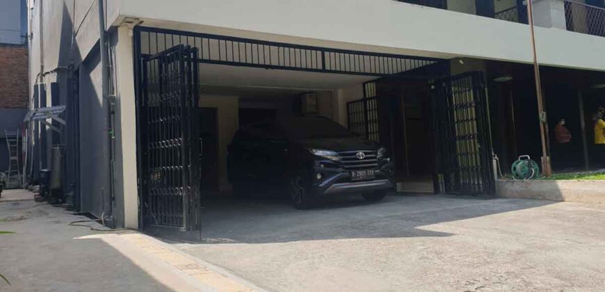 Rumah Mewah Besar di Kebayoran Baru