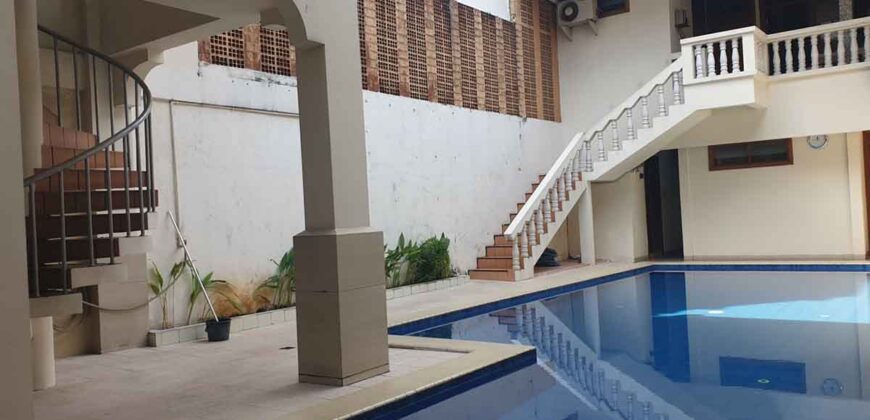 Rumah Mewah Besar di Kebayoran Baru