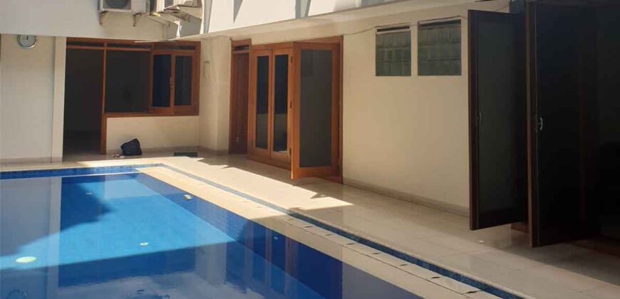 Rumah Mewah Besar di Kebayoran Baru