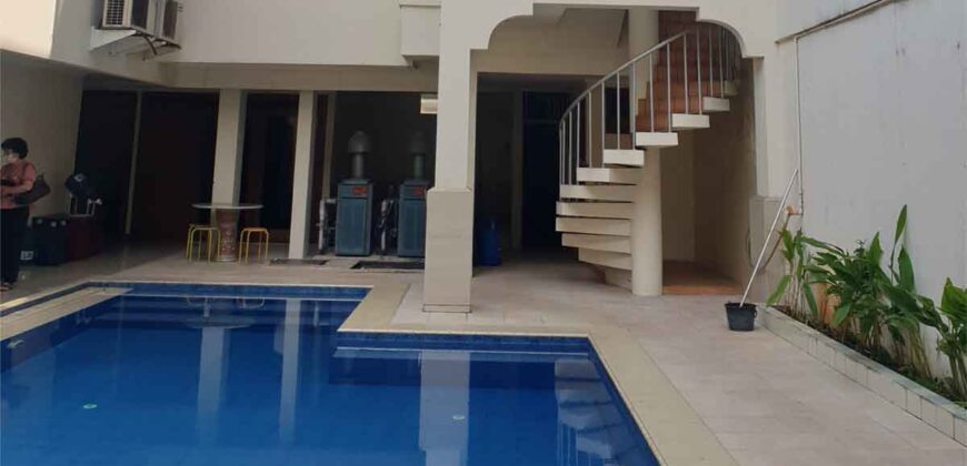 Rumah Mewah Besar di Kebayoran Baru