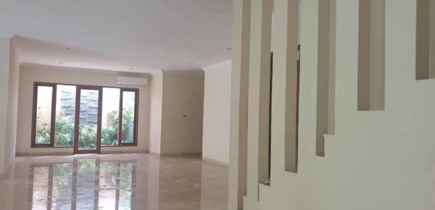 Tropical modern house at kemang