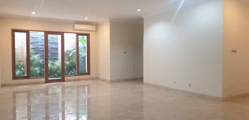 Tropical modern house at kemang