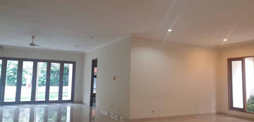 Tropical modern house at kemang
