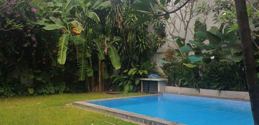 Tropical modern house at kemang