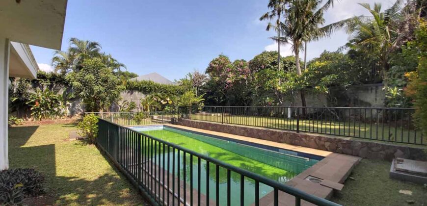 Disewakan Rumah di Kemang ada Kolam Renang