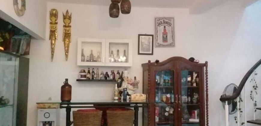 Dijual Rumah berikut isinya
