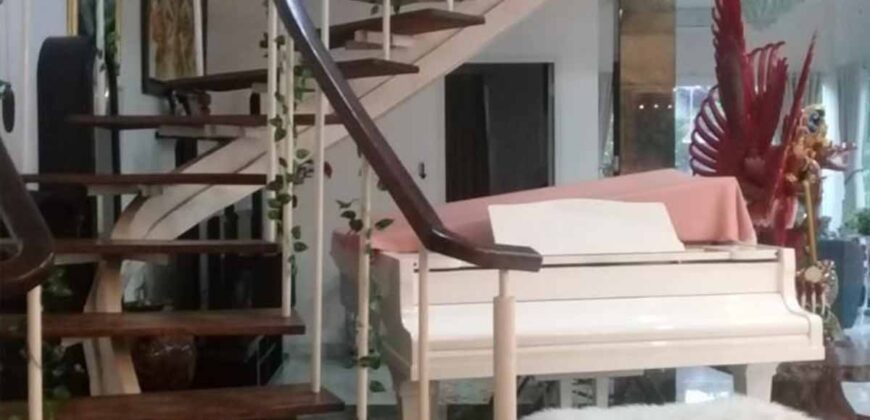 Dijual Rumah berikut isinya