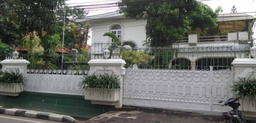 Rumah Mewah di Tebet Ada Taman Bermain