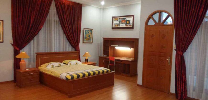 Rumah Mewah di Lingkungan Pedesaan