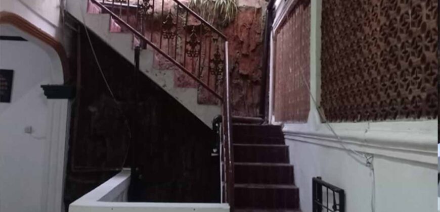 Rumah Bagus di Pinggir Jalan Raya