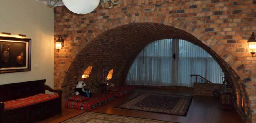 Rumah Mewah di Lingkungan Pedesaan