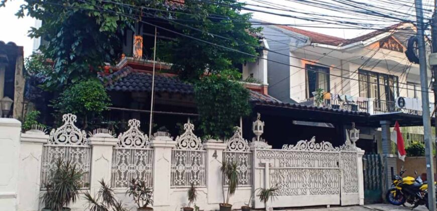 Rumah Bagus di Pinggir Jalan Raya