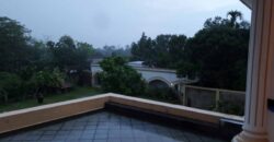 Rumah Mewah di Lingkungan Pedesaan