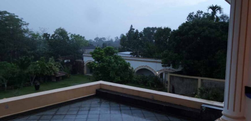 Rumah Mewah di Lingkungan Pedesaan
