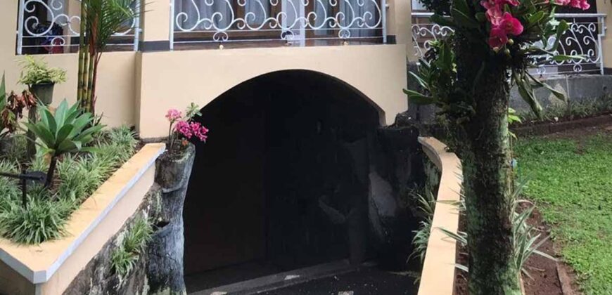 Rumah Mewah di Lingkungan Pedesaan