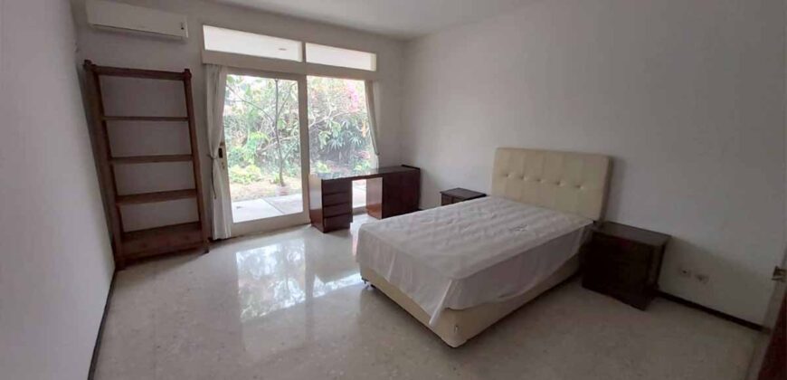 Disewakan Rumah di Kemang Mirip villa