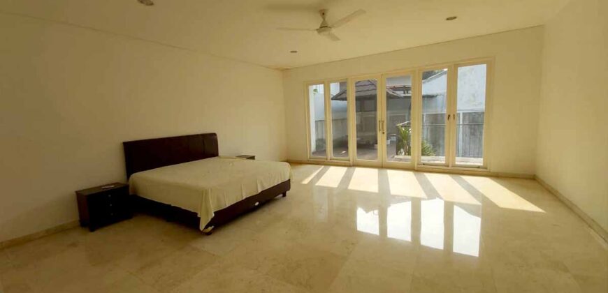 Disewakan Rumah di Kemang Mirip villa