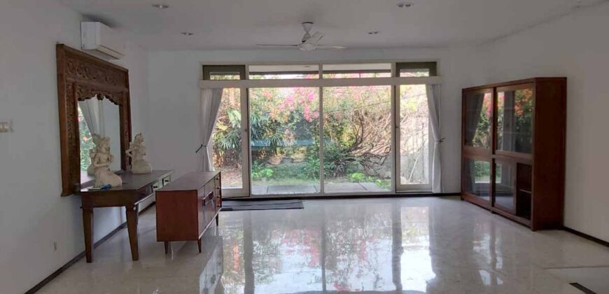Disewakan Rumah di Kemang Mirip villa