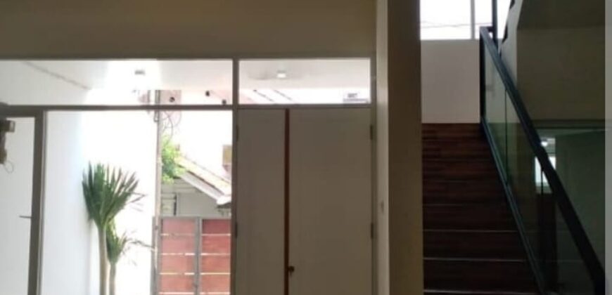 Brand New Rumah 2 Lantai Bonus Lampu Crystal