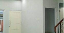 Brand New Rumah 2 Lantai Bonus Lampu Crystal