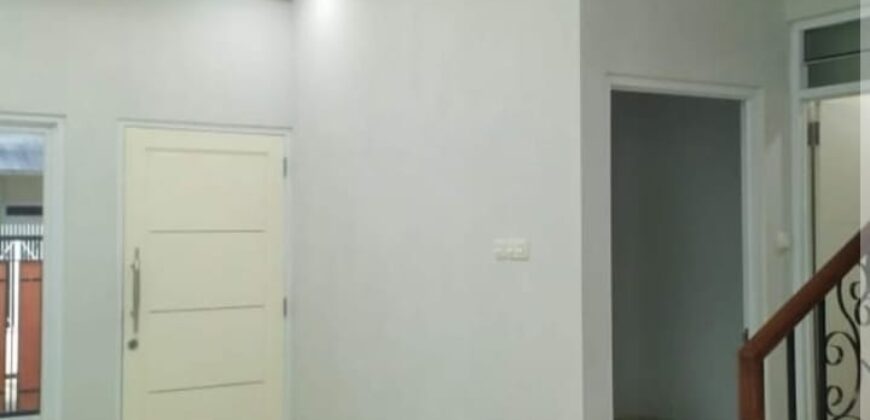 Brand New Rumah 2 Lantai Bonus Lampu Crystal