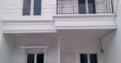 Brand New Rumah 2 Lantai Bonus Lampu Crystal