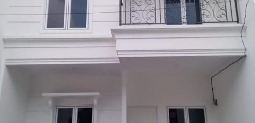 Brand New Rumah 2 Lantai Bonus Lampu Crystal