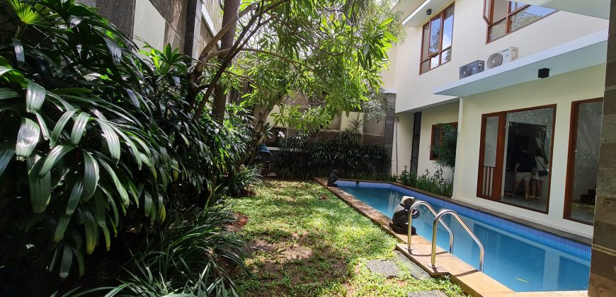 Modern simplicity Townhouse at Kemang timur area  Flood Free and 24hour security