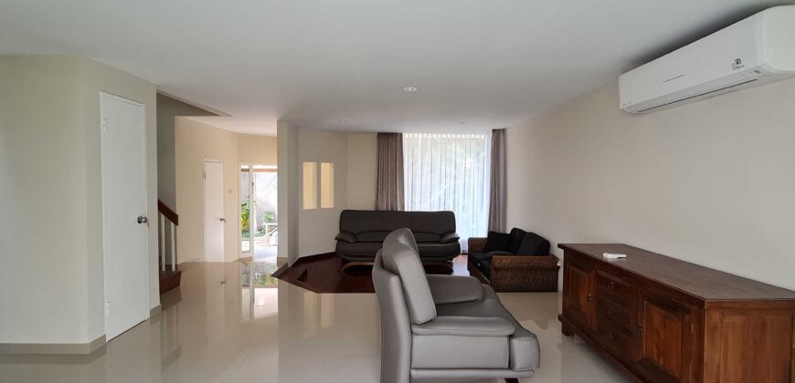 Townhouse cosy  american style di Kemang selatan