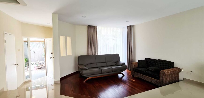 Townhouse cosy  american style di Kemang selatan