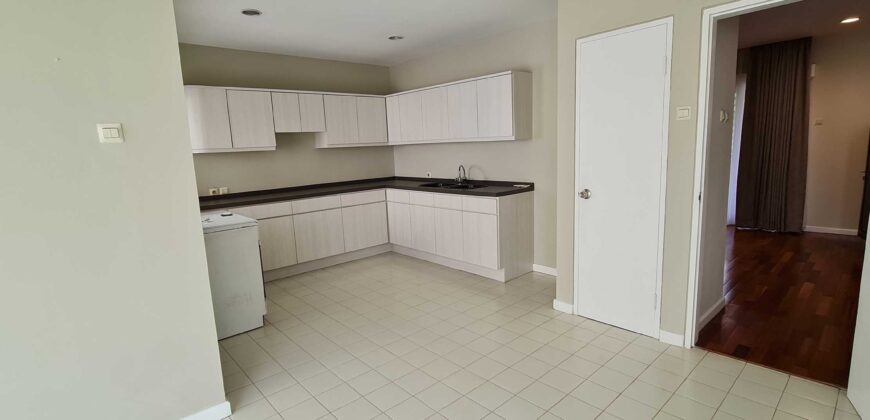 Townhouse cosy  american style di Kemang selatan
