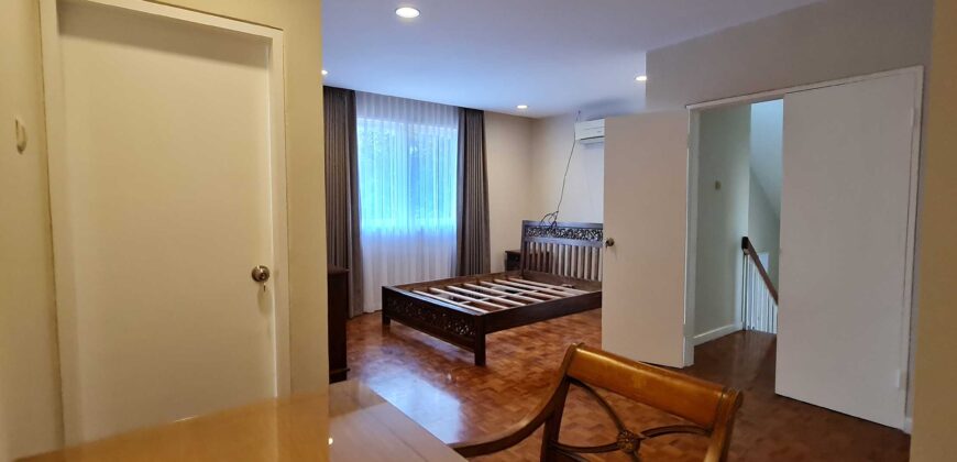 Townhouse cosy  american style di Kemang selatan