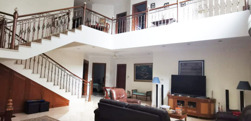 Rumah Taman Luas di Kenanga Ampera