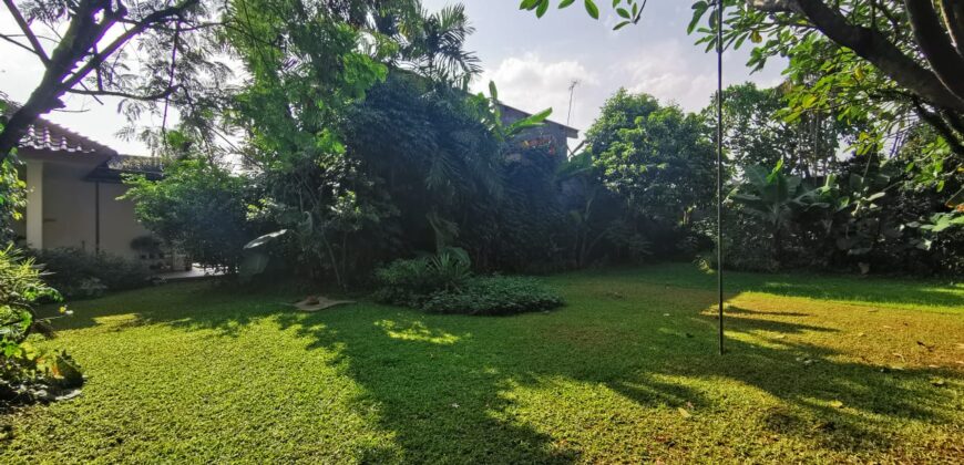 Rumah Taman Luas di Kenanga Ampera