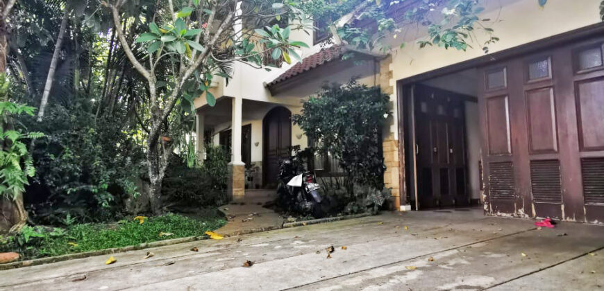 Rumah Taman Luas di Kenanga Ampera