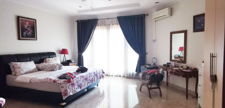 Rumah Taman Luas di Kenanga Ampera