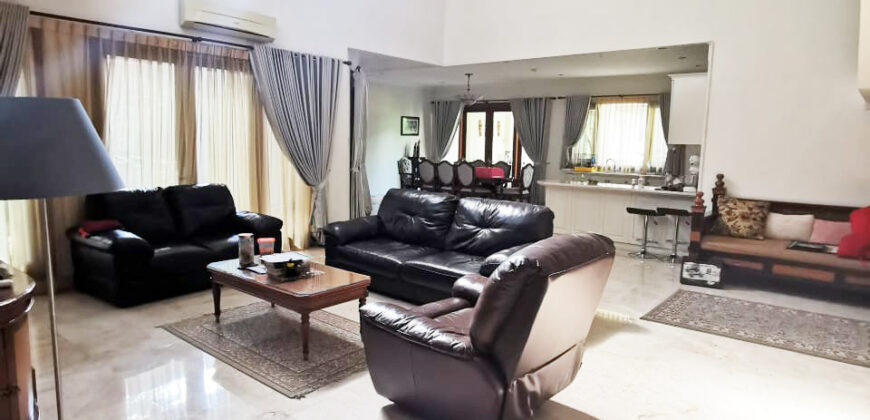 Rumah Taman Luas di Kenanga Ampera