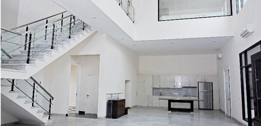 Rumah Mewah di Vassa Lake Lippo Cikarang