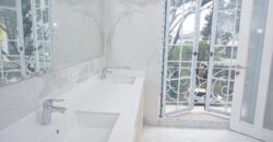 Rumah Mewah di Vassa Lake Lippo Cikarang