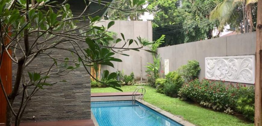 Rumah Modern di Kemang Selatan Posisi Hook