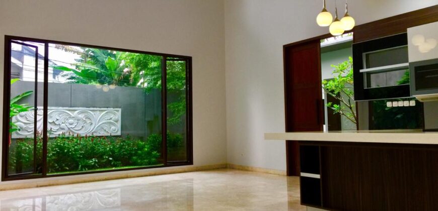 Rumah Modern di Kemang Selatan Posisi Hook