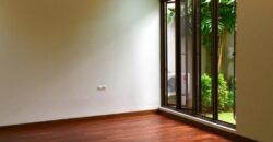 Rumah Modern di Kemang Selatan Posisi Hook