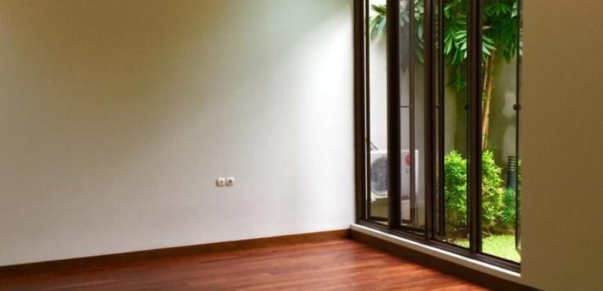 Rumah Modern di Kemang Selatan Posisi Hook
