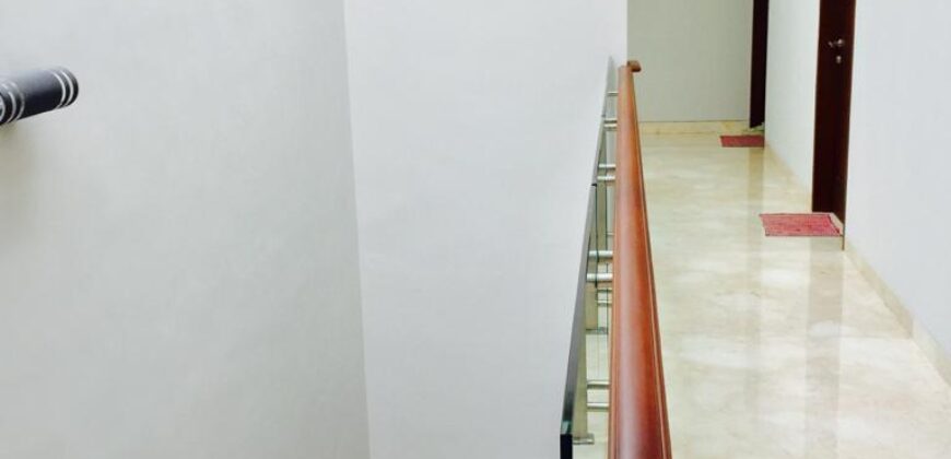 Rumah Modern di Kemang Selatan Posisi Hook