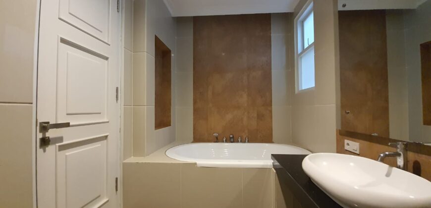 MODERN TROPICAL HOUSE RUMAH 2 ½ LANTAI DI AREA KEMANG